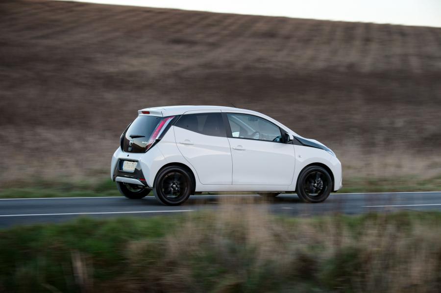  Toyota Aygo x-style 5-Door 2017 года  (UK) (фото 13 из 19)